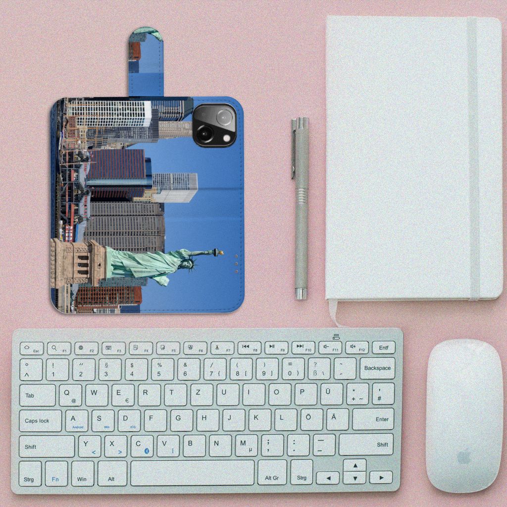 iPhone 13 Mini Flip Cover Vrijheidsbeeld met afbeelding van het Vrijheidsbeeld en New York skyline