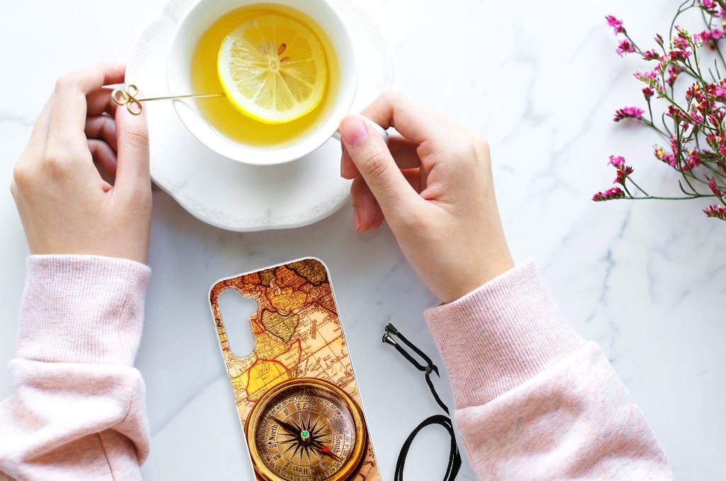 Samsung Galaxy A14 5G Telefoonhoesje met valbescherming Kompas naast een kopje thee met citroen.