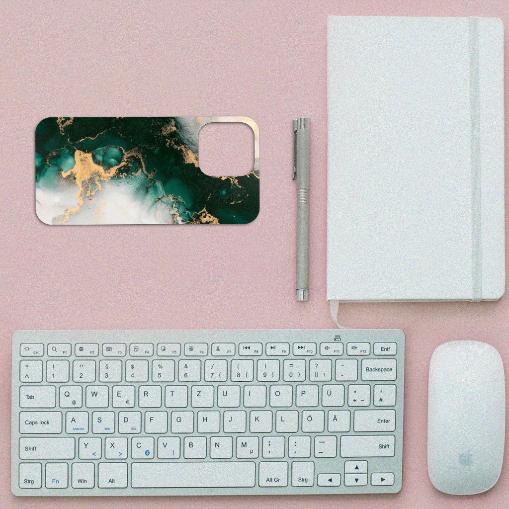 Anti-Shock Hoesje voor iPhone 13 Pro Max Marmer Groen op een bureau met notebook en toetsenbord.