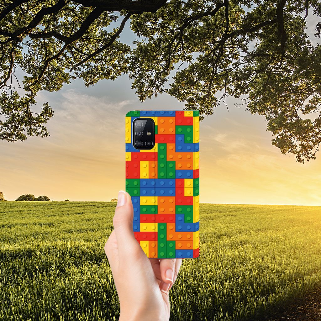Samsung Galaxy A71 Hoesje met Magneet Blokken design kleurige blokken buitenzijde uitzicht.