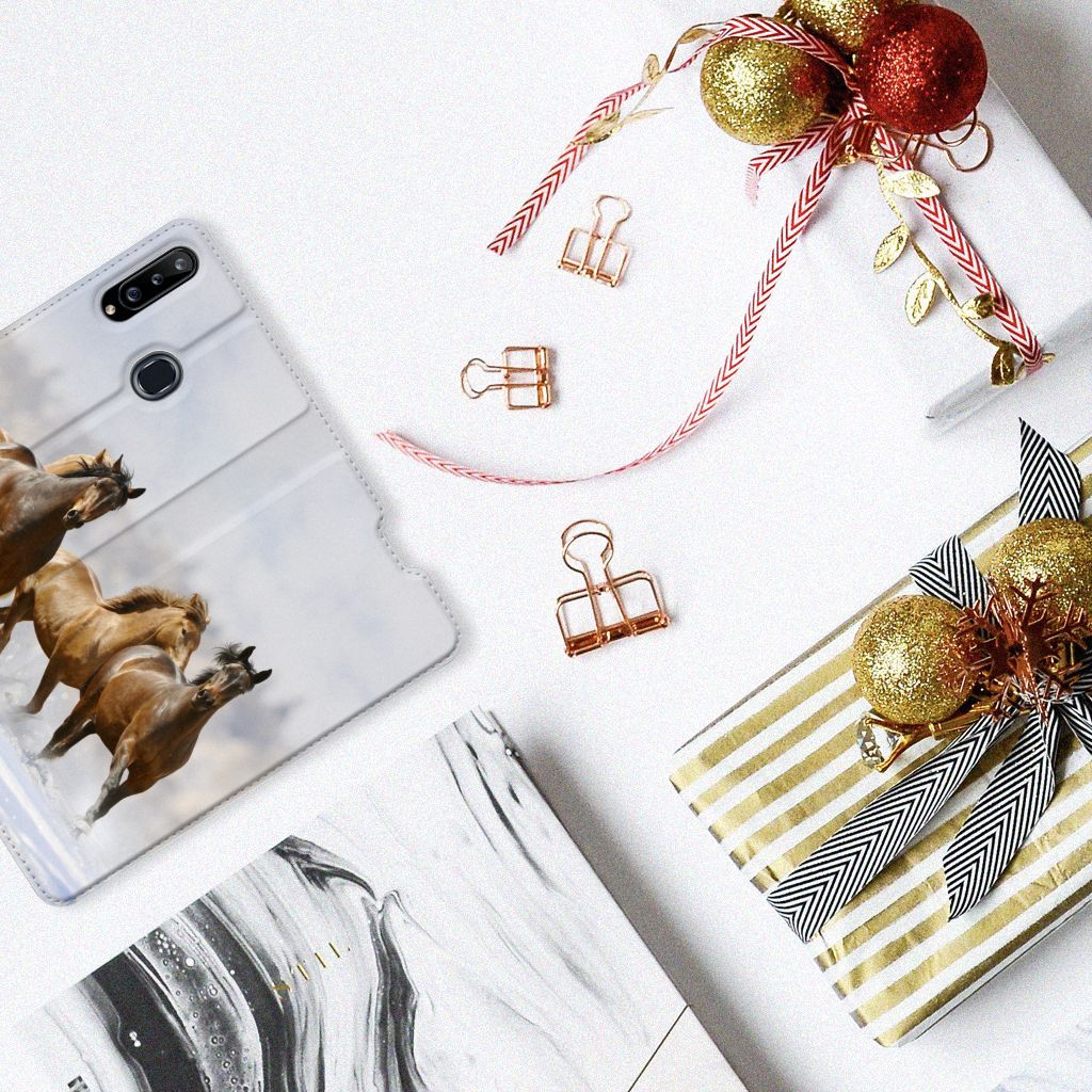 Samsung Galaxy A20s Hoesje maken Paarden op tafel met kerstdecoraties en cadeaus.