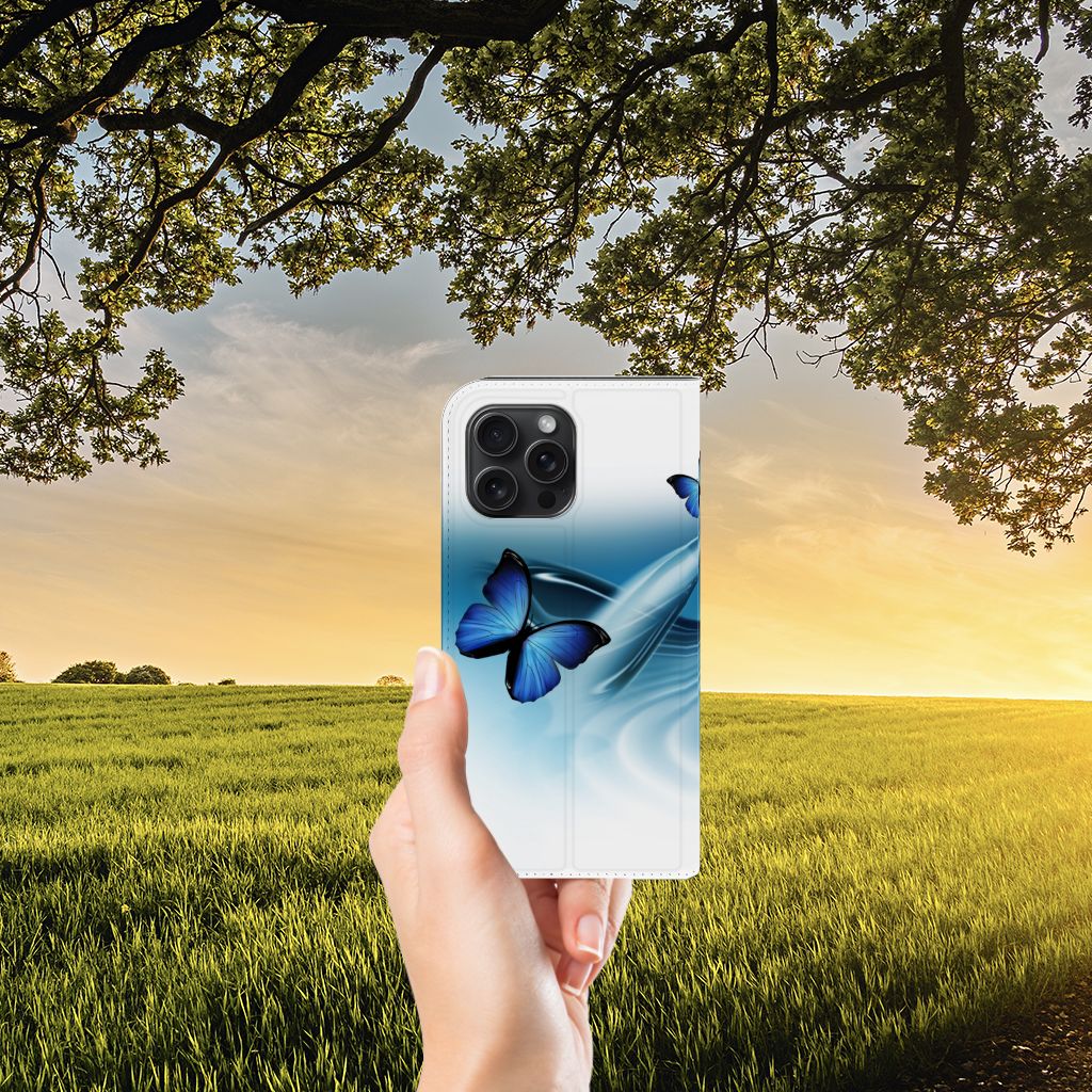 iPhone 15 Pro Max Hoesje maken Vlinders met blauwe vlinders op de achtergrond van de natuur đŧ