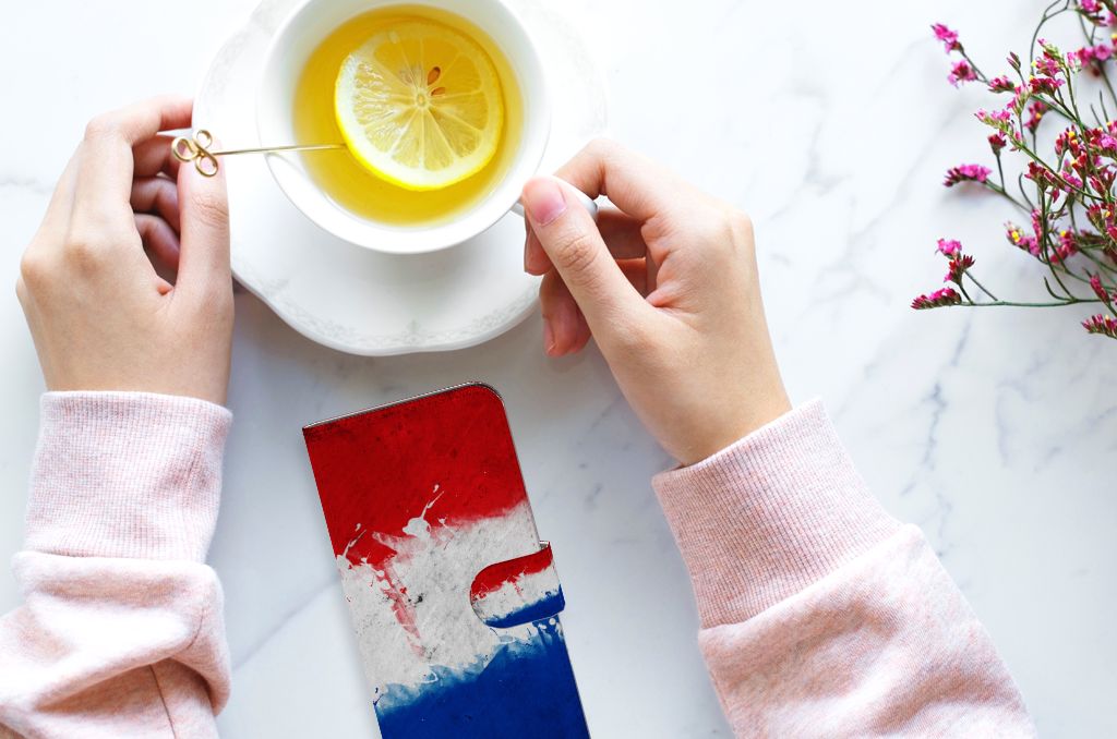 OPPO Reno10 | 10 Pro Bookstyle Case Nederland met artistiek design van de Nederlandse vlag en een kopje thee.