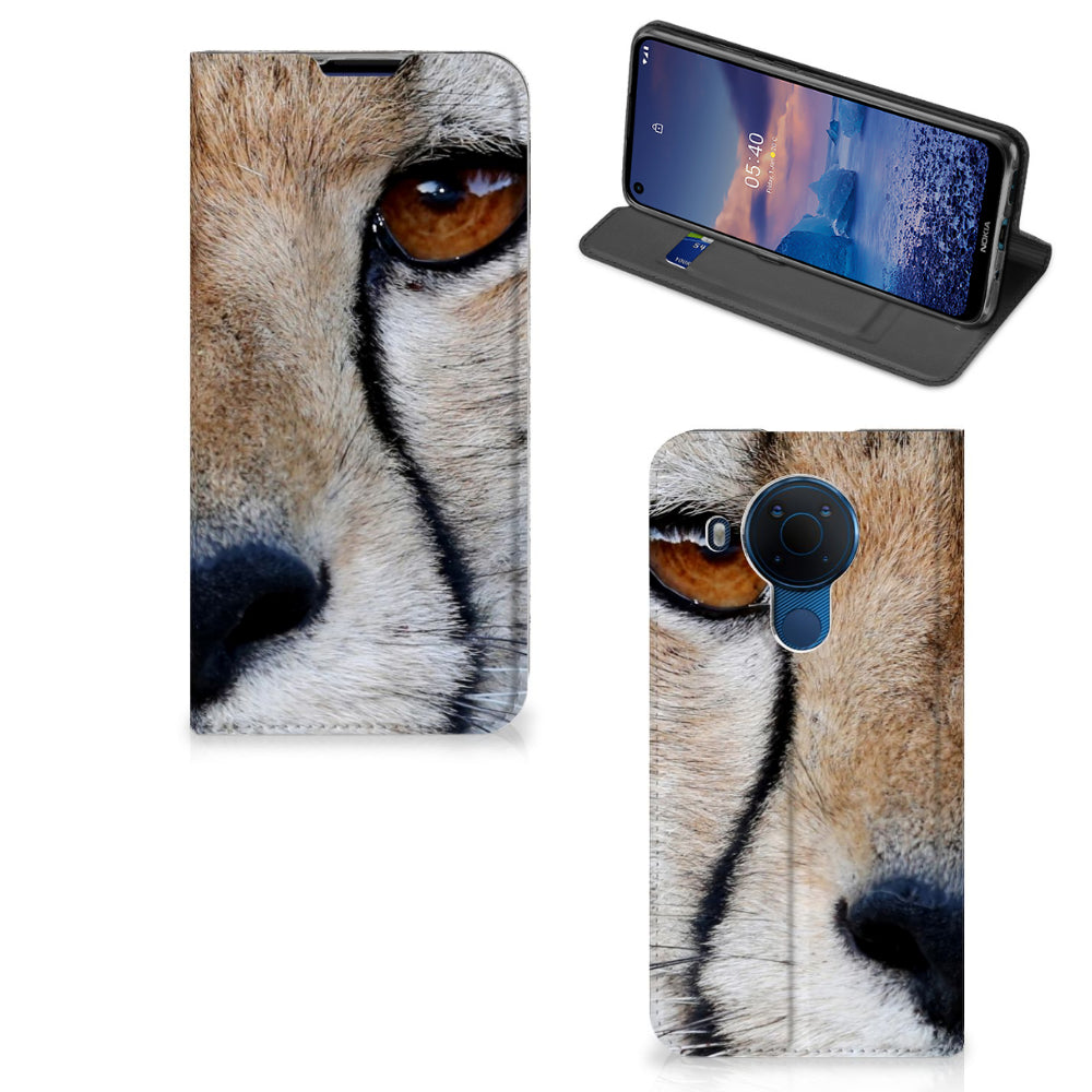 Nokia 5.4 Hoesje maken Cheetah met close-up afbeelding van een cheetah op een stand case.