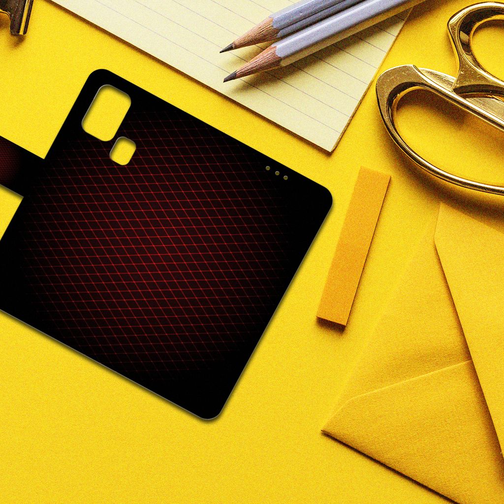 Samsung Galaxy M31 Telefoon Hoesje Geruit Rood op een bureau met kantoormaterialen.