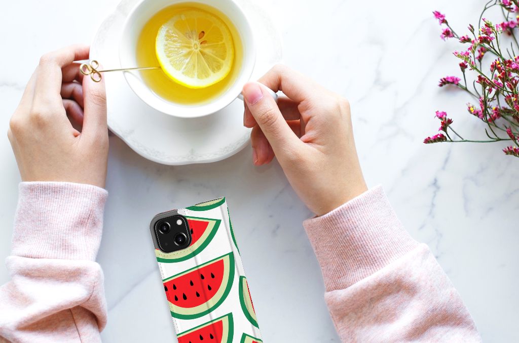 iPhone 13 Mini Flip Style Cover Watermelons naast een kopje met citroen, perfect voor de zomer đ