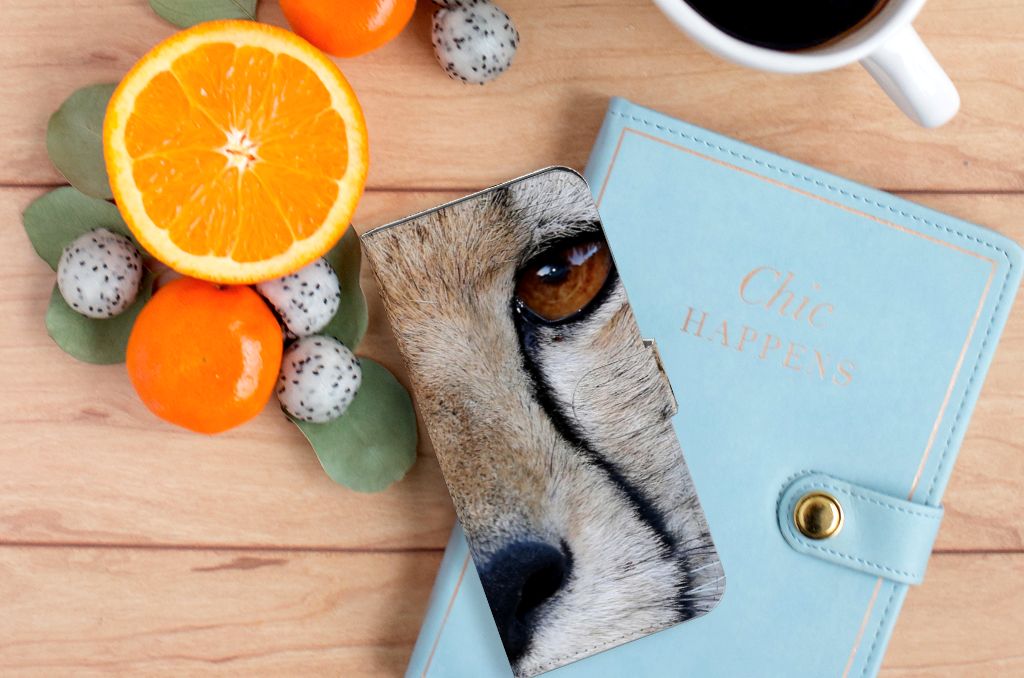 OPPO A78 5G | A58 5G Telefoonhoesje met Pasjes Cheetah met cheeta close-up op een houten tafel