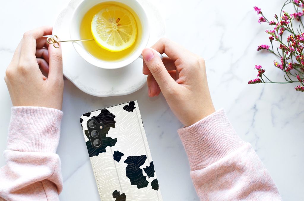 Samsung Galaxy A14 4G Hoesje maken Koeienvlekken met drankje op tafel en handen eromheen