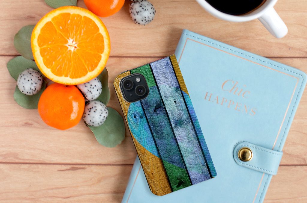iPhone 15 Book Wallet Case Wood Heart - Cadeau voor je Vriend met kleurrijke print en fruit achtergrond.