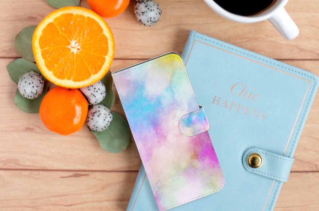 Hoesje Samsung Galaxy A35 Watercolor Light met pastelkleuren, omgeven door fruit en een notitieboek.