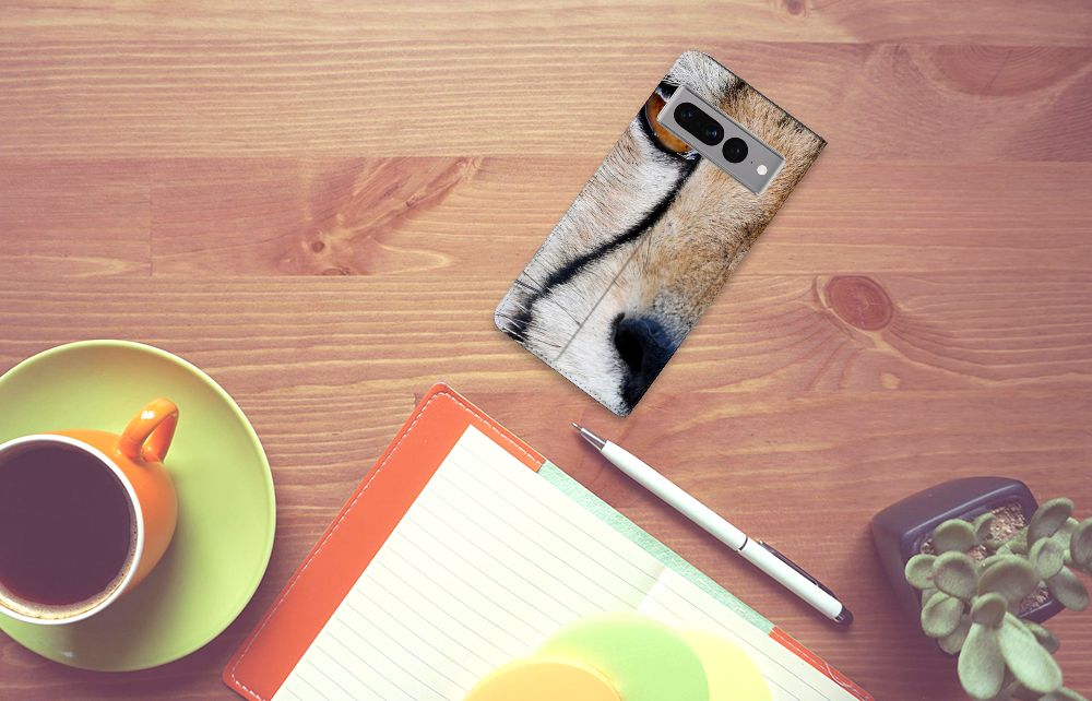 Google Pixel 7 Pro Hoesje maken Cheetah met close-up van jachtluipaardprint op een bureaublad met koffie en notitieboek.