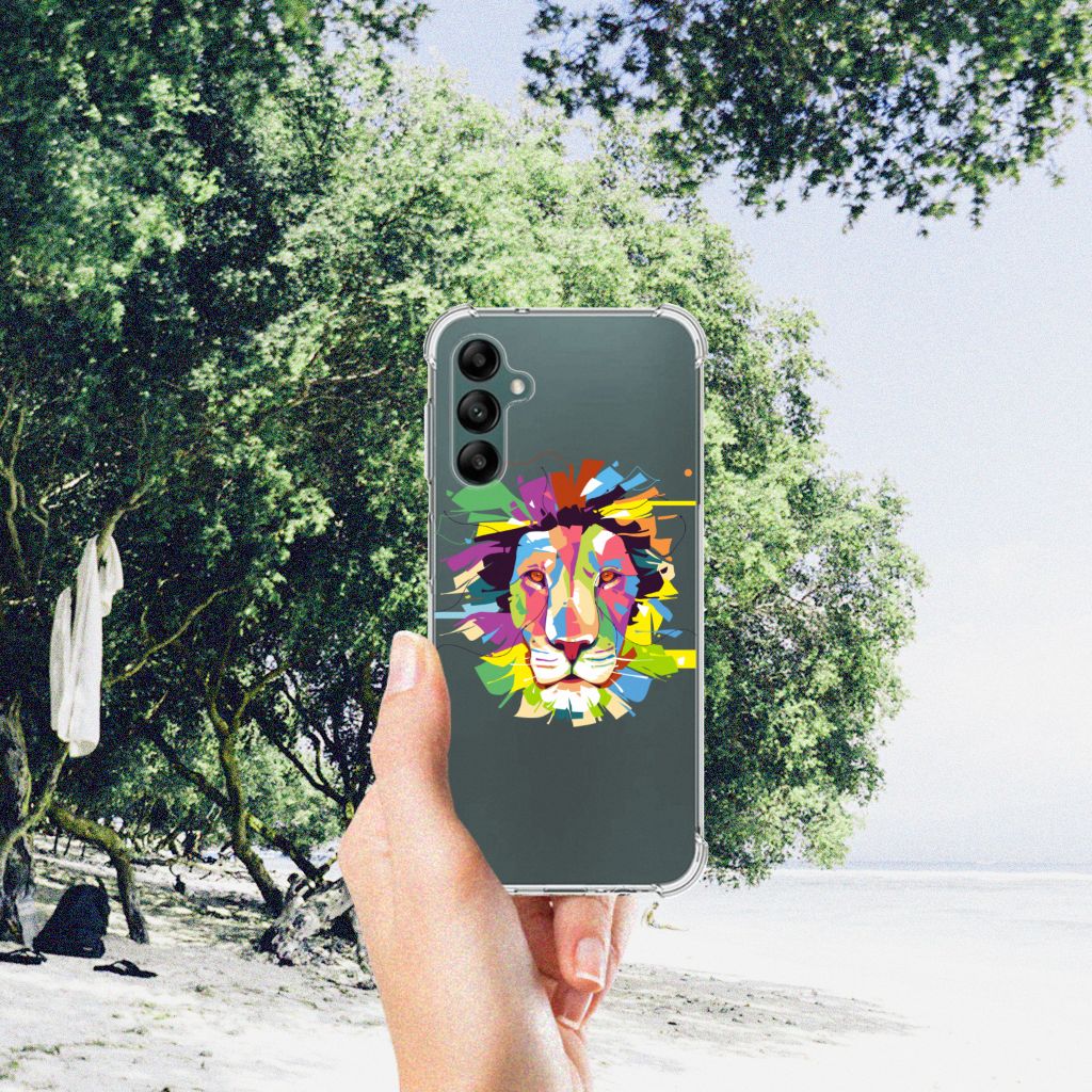 Samsung Galaxy A14 5G/4G Stevig Bumper Hoesje Lion Color op een hand tegen een natuurlijke achtergrond.