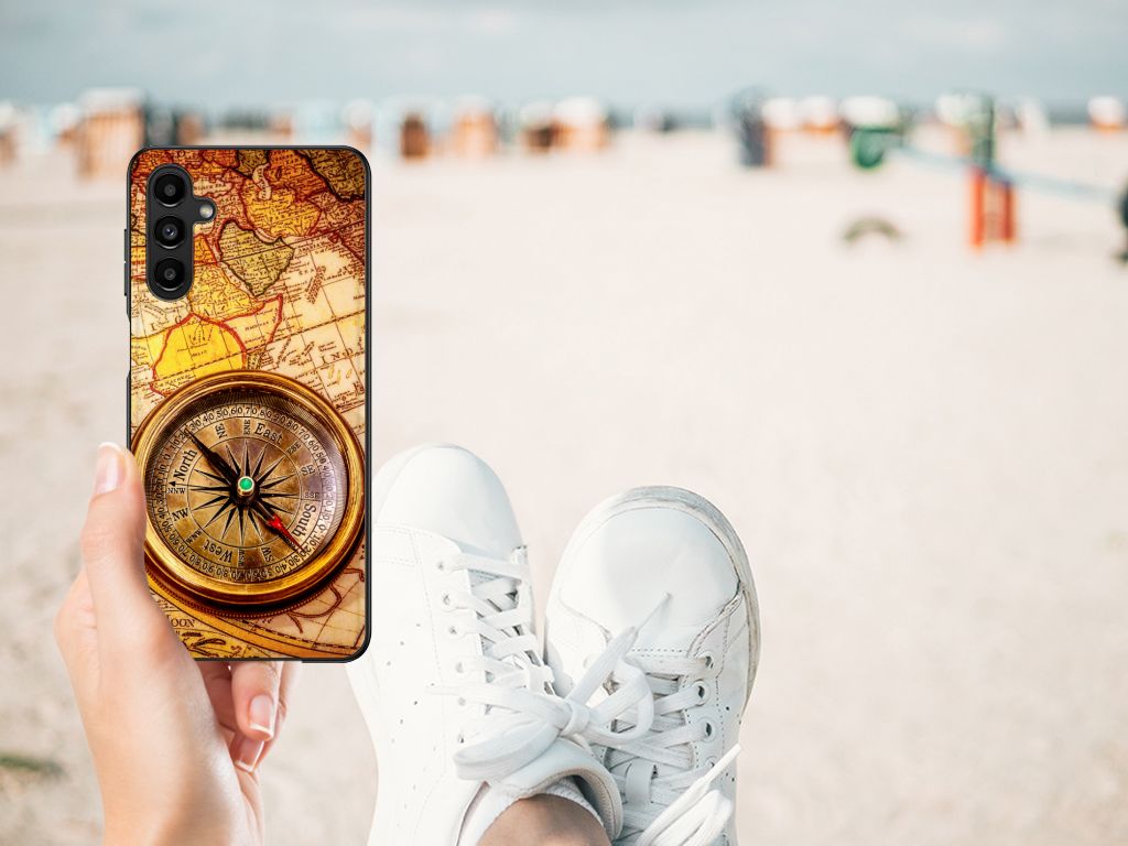 Samsung Galaxy A14 5G TPU Backcover Kompas met kompasdesign op een strand met sneakers.