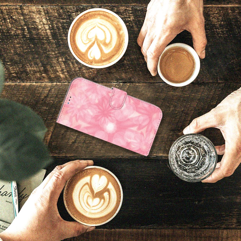 iPhone 14 Pro Max Hoesje Spring Flowers op een tafel met koffie met hartjeslatte en vrienden.