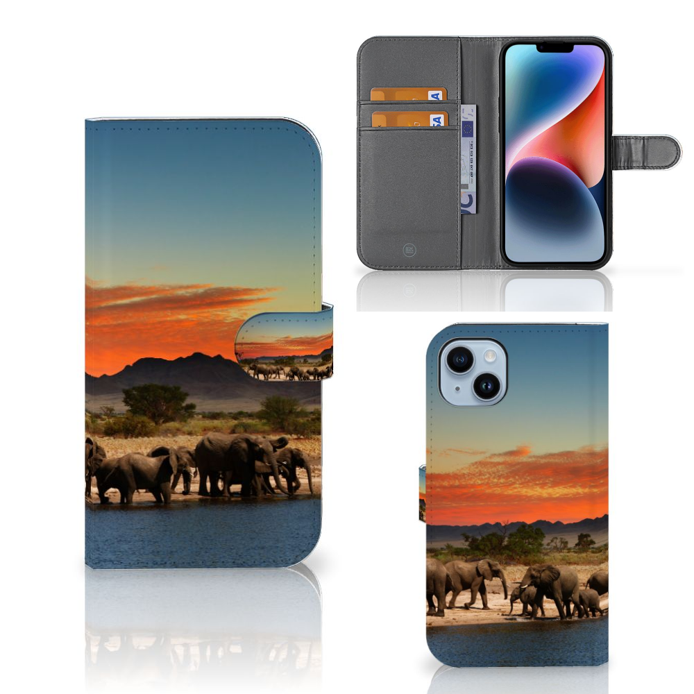 iPhone 15 Plus Telefoonhoesje met Pasjes Olifanten met kleurrijke olifanten bij het water onder een rode lucht đ