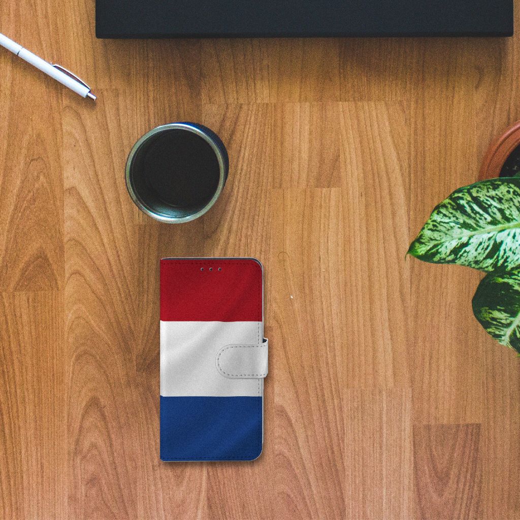 Alcatel 1B (2020) Bookstyle Case Nederlandse Vlag op een houten tafel met een kopje koffie.