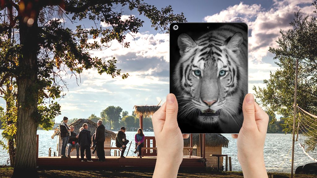 Apple iPad 9.7 2018 2017 Back Case Tijger tijger design voorkant hand