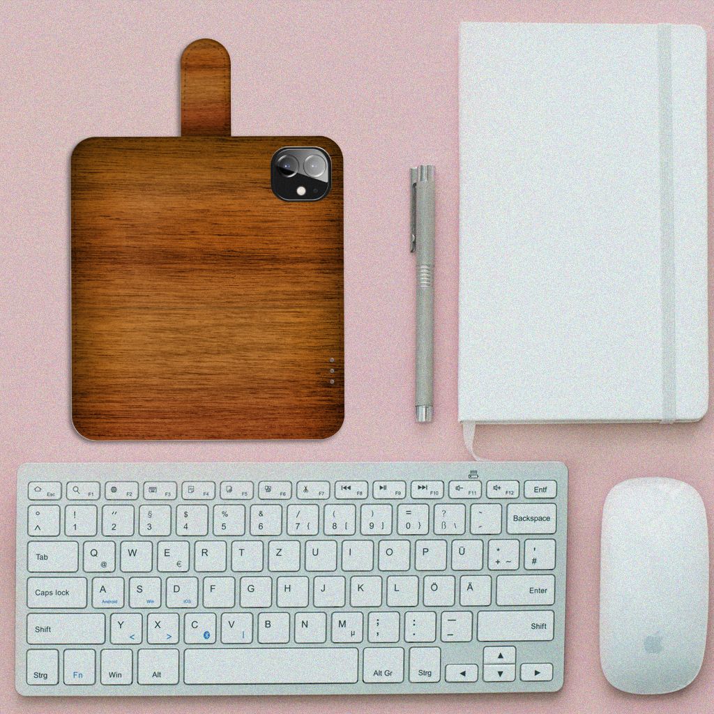 Apple iPhone 12 Mini Book Style Case Donker Hout bovenaanzicht houten design met toetsenbord en muis