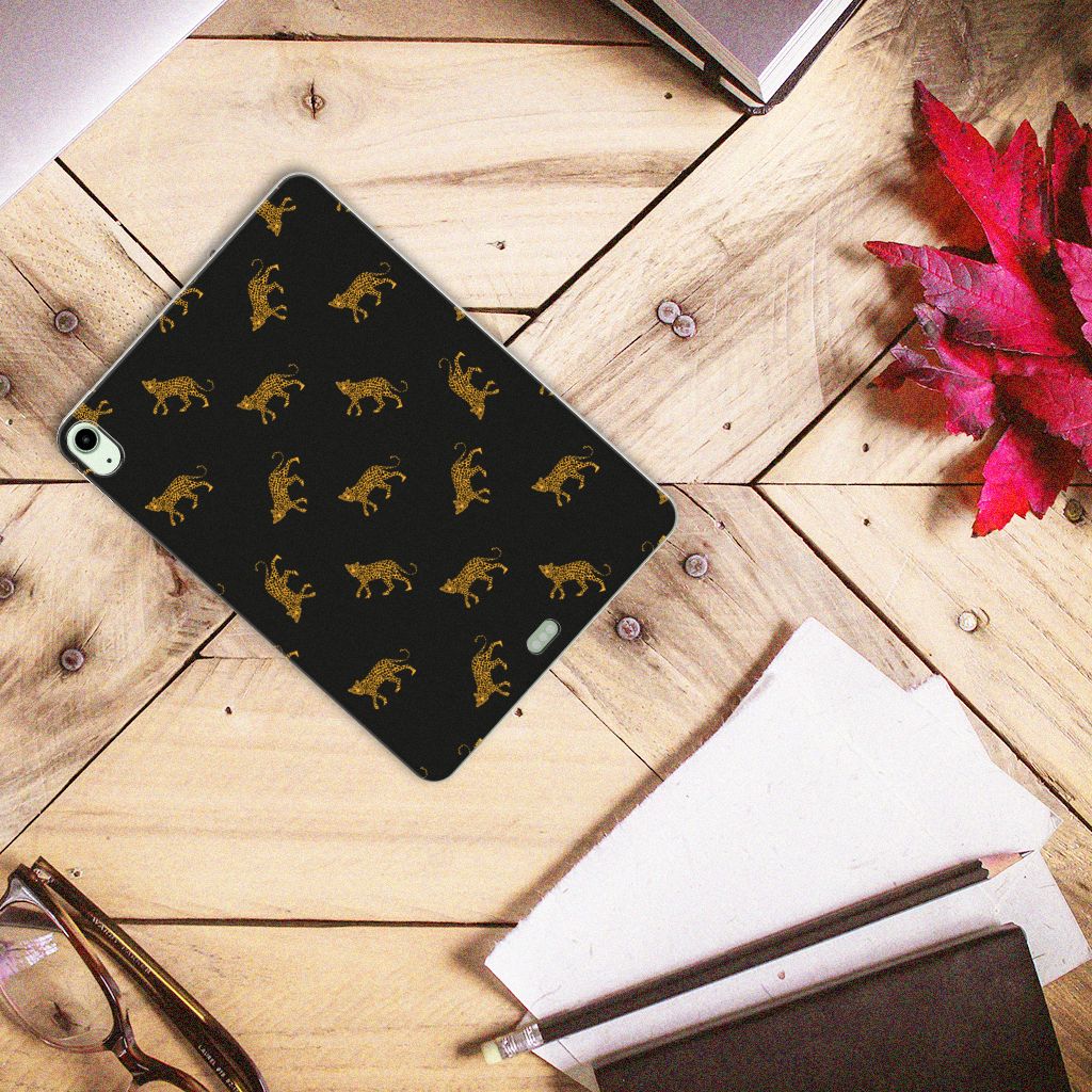 Back Case voor iPad Air (2020/2022) 10.9 inch Leopards met een geweldig luipaardenprint đ op een houten tafel.