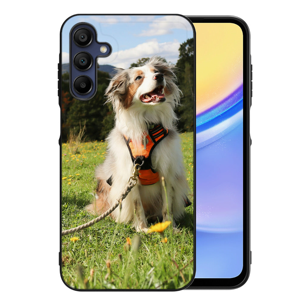Back Cover Samsung Galaxy A15 – Eigen Ontwerp met hondenfoto en smartphone op grasveld.