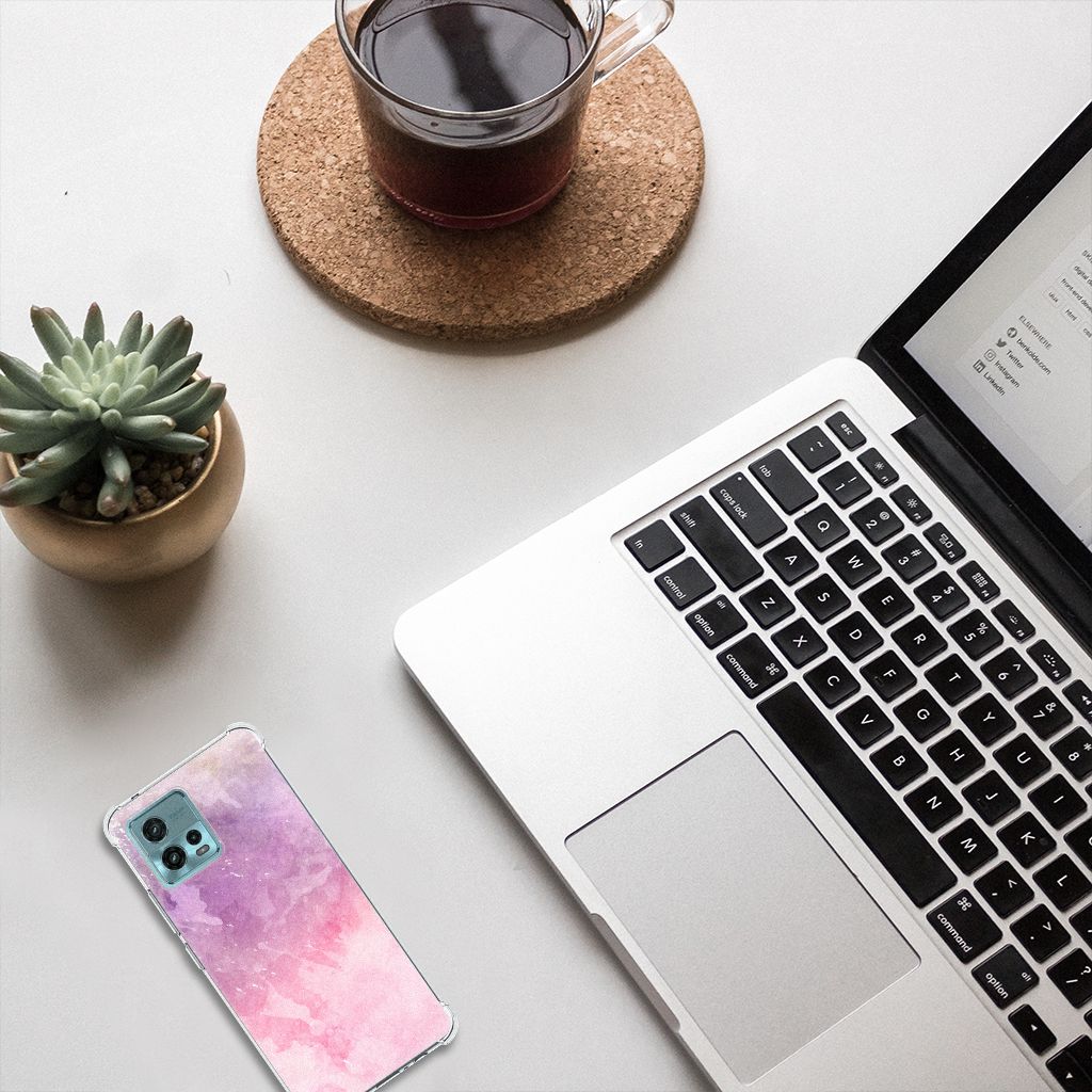 otorola Moto G72 Back Cover Pink Purple Paint bovenaanzicht met laptop en planten