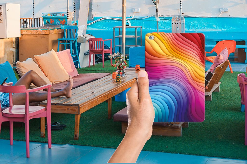 Back Cover voor Apple iPad Mini 4 | Mini 5 (2019) Regenboog in hand, kleurrijke omgeving op een zonnig terras.