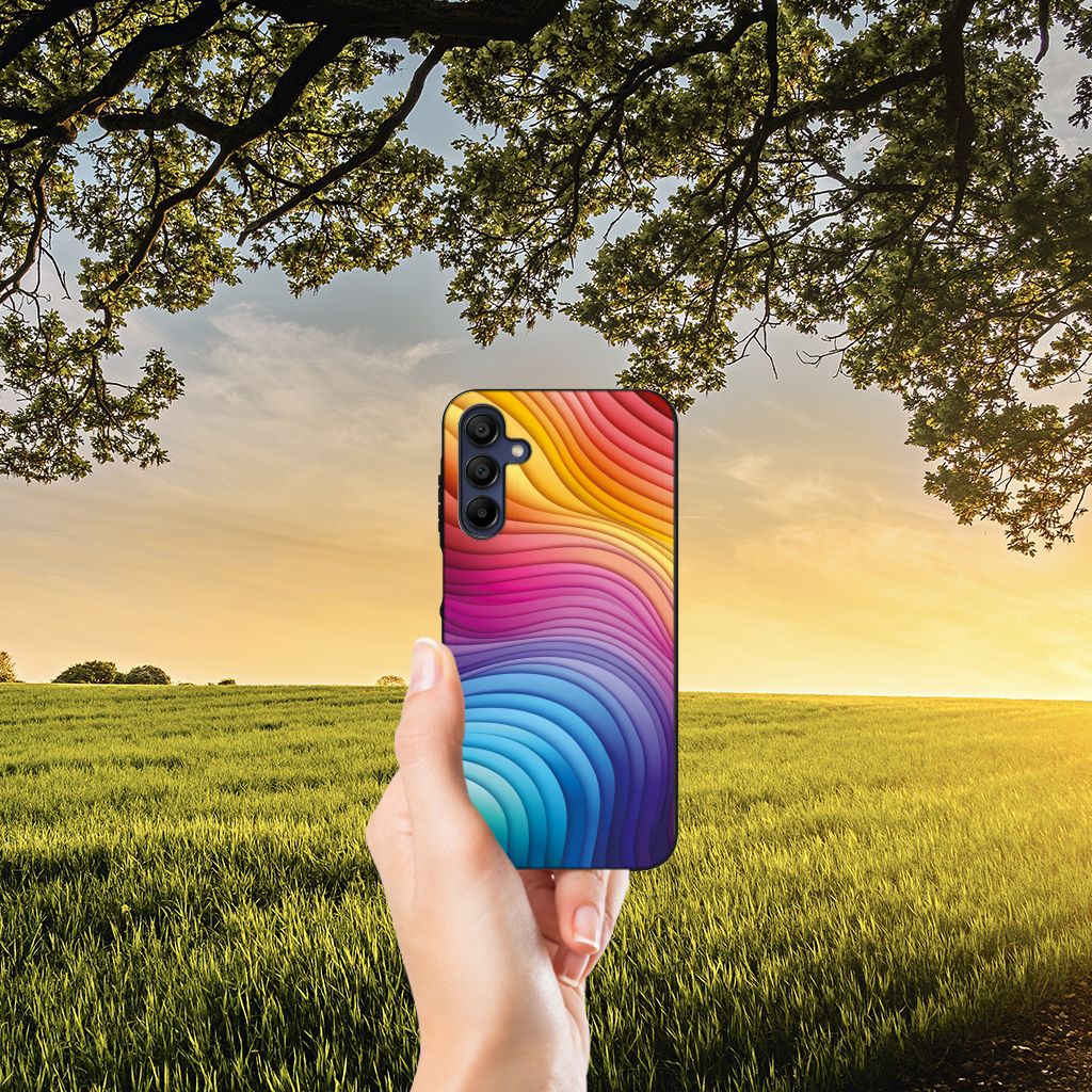 Samsung Galaxy A15 Backcover Regenboog design hand aanzicht