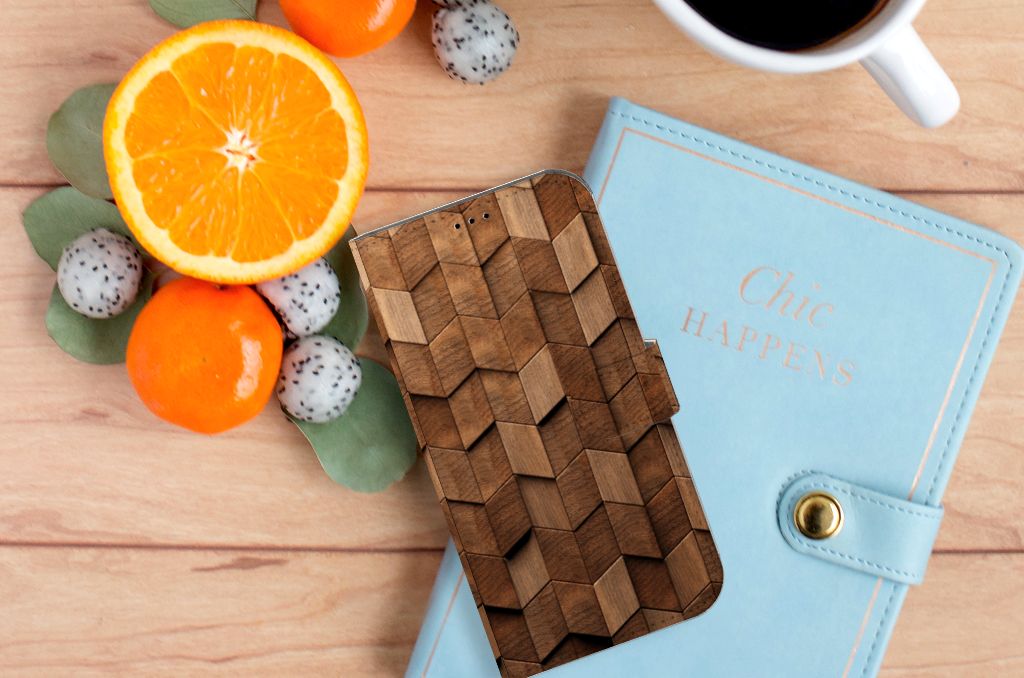 Book Style Case voor iPhone 14 Plus Wooden Cubes op een houten tafel met fruit en een notitieboekje 📒.
