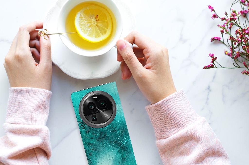 OPPO X6 Pro Bookcase Painting Blue top view smartphone met handen en drankje