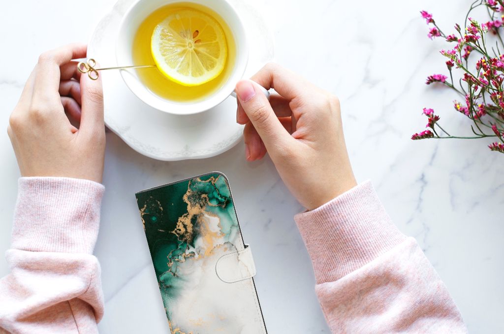 Bookcase voor OPPO A54 5G | A74 5G | A93 5G Marmer Groen op een tafel met thee en bloemen, perfect als cadeau.