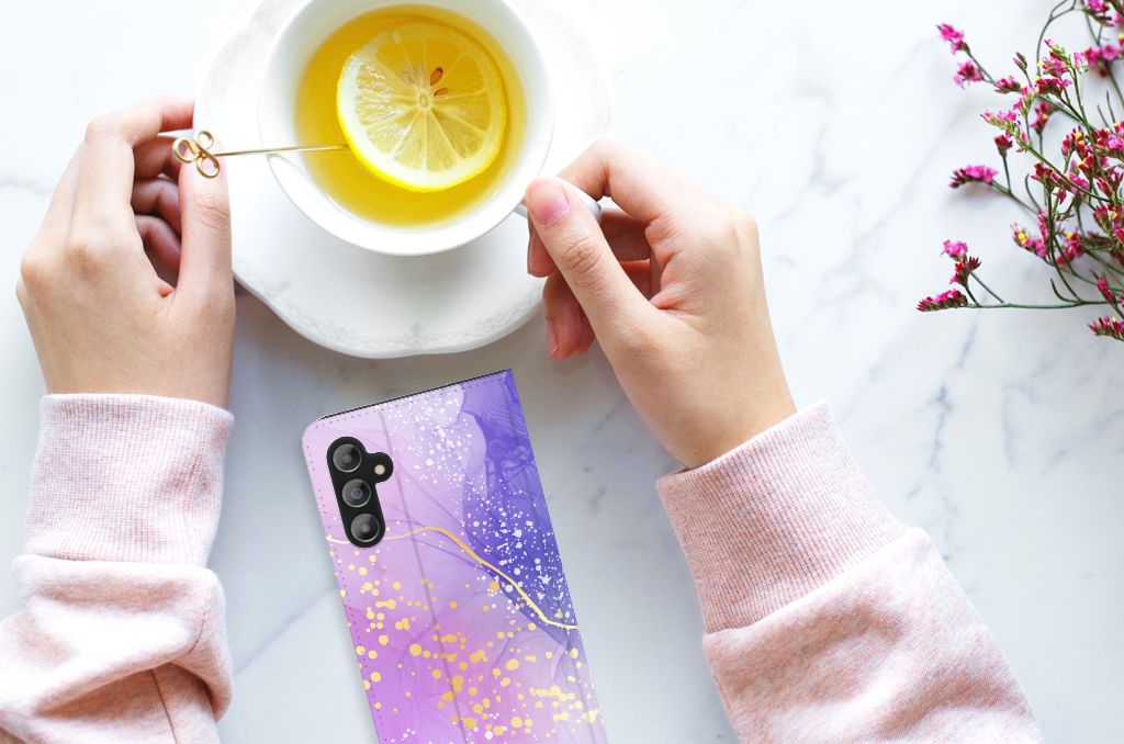 Bookcase voor Samsung Galaxy A14 5G Watercolor Paars met handen en kopje thee op een tafel.