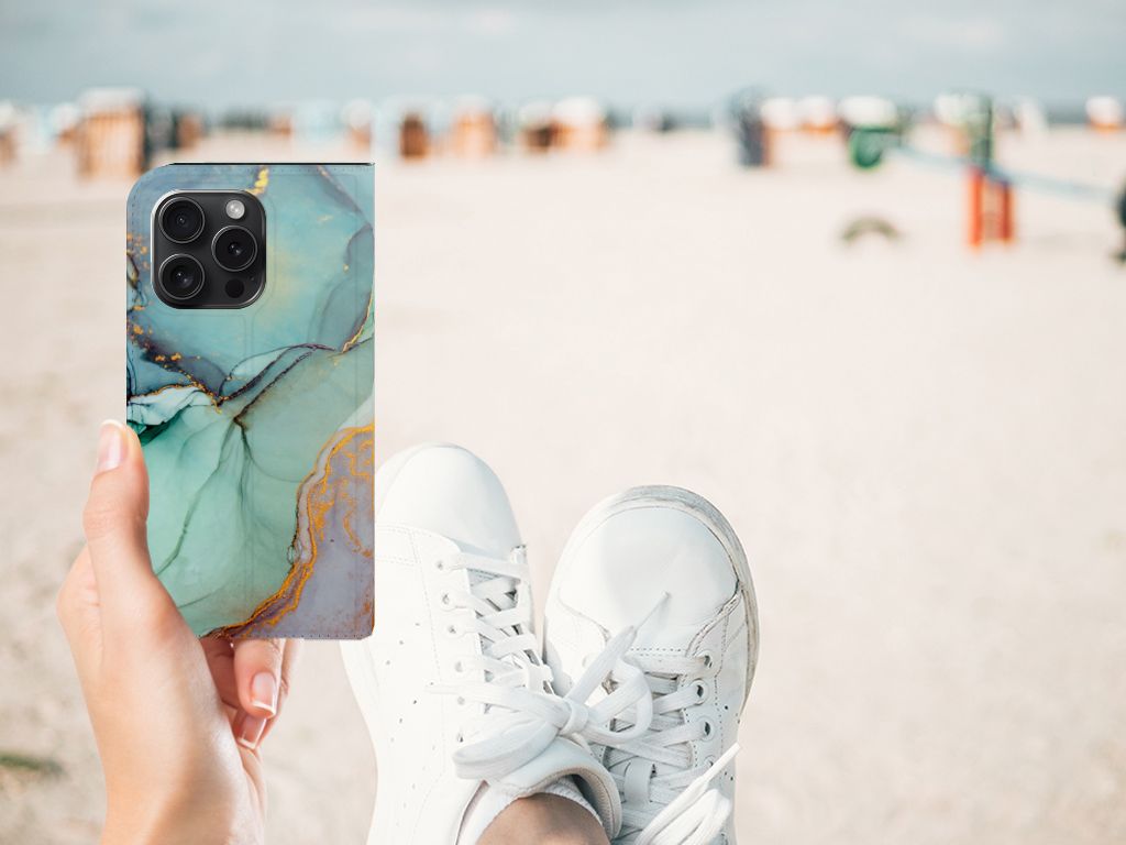 Bookcase voor iPhone 15 Pro Watercolor Mix in hand met sneakers op het strand
