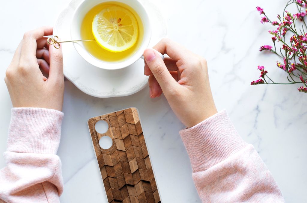 Bumper Hoesje voor OPPO A58 4G Wooden Cubes met een trendy houten design en een kopje thee in handen.