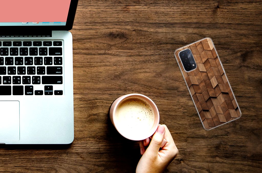 Bumper Hoesje voor OPPO A74 5G | A54 5G Wooden Cubes naast een laptop en koffie, duurzaam en trendy. ☕