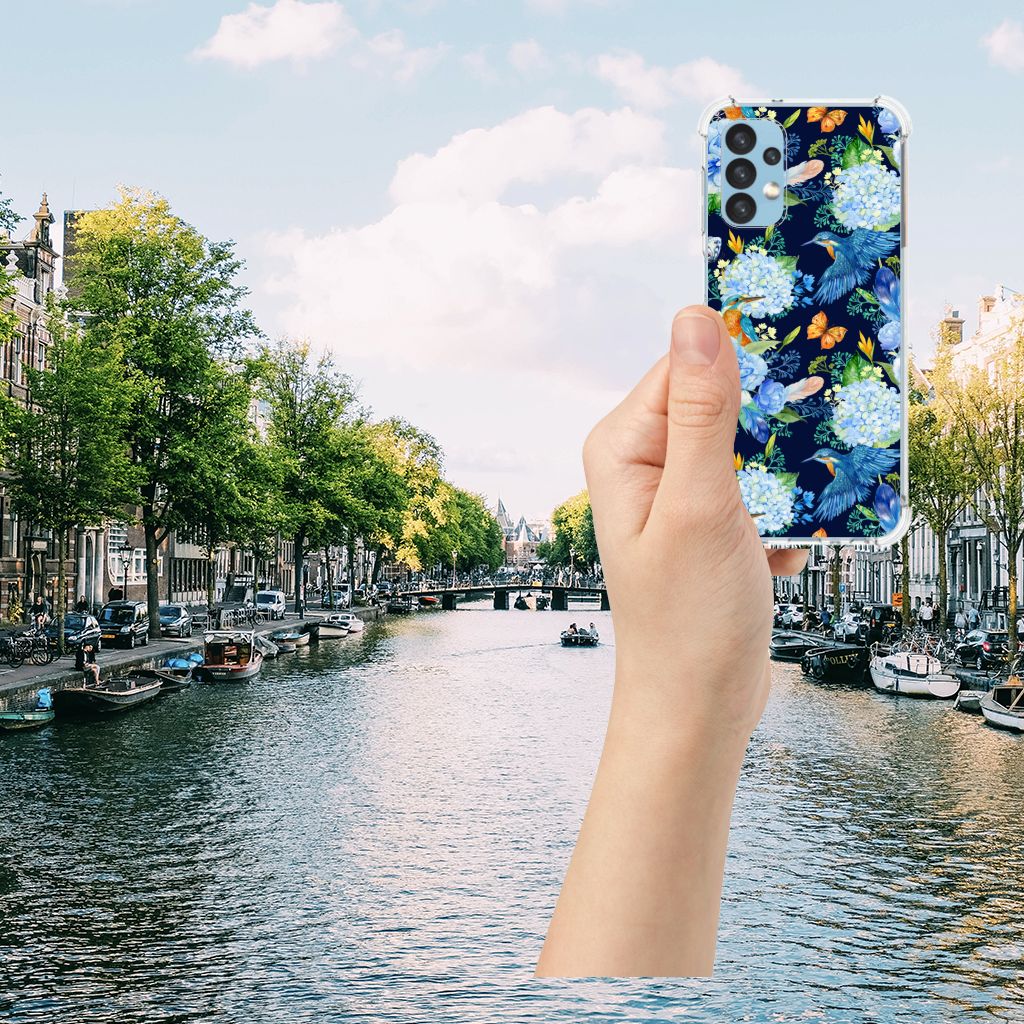 Case Anti-shock voor iPhone 13 Pro Max Paard, prachtig ontwerp met felle bloemen en een serene gracht op de achtergrond.
