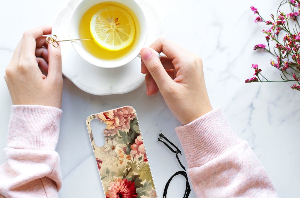 Case voor Samsung Galaxy A14 5G Bloemen met handen rond een kopje thee en citroen op een marmeren tafel.