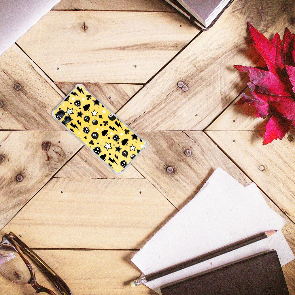 Samsung Galaxy A05 Extreme Case Punk Geel bovenaanzicht op houten tafel