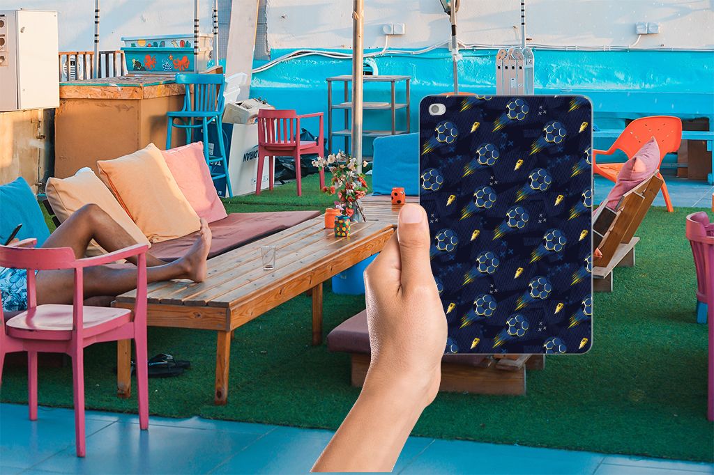 Hippe Hoes voor Apple iPad Mini 4 | Mini 5 (2019) Voetbal in een kleurrijke loungeomgeving.