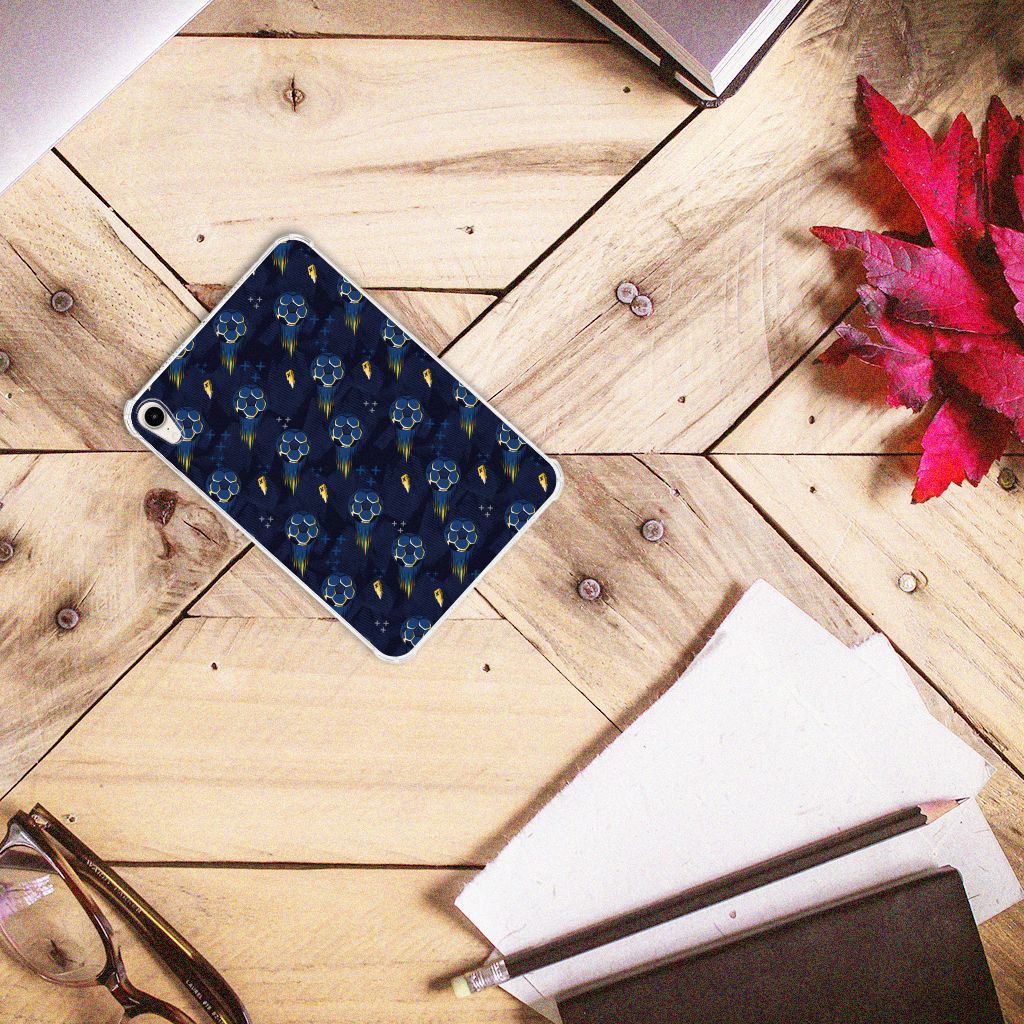 Hippe Hoes voor Apple iPad mini 6 (2021) Voetbal met uniek ontwerp op een houten tafel.