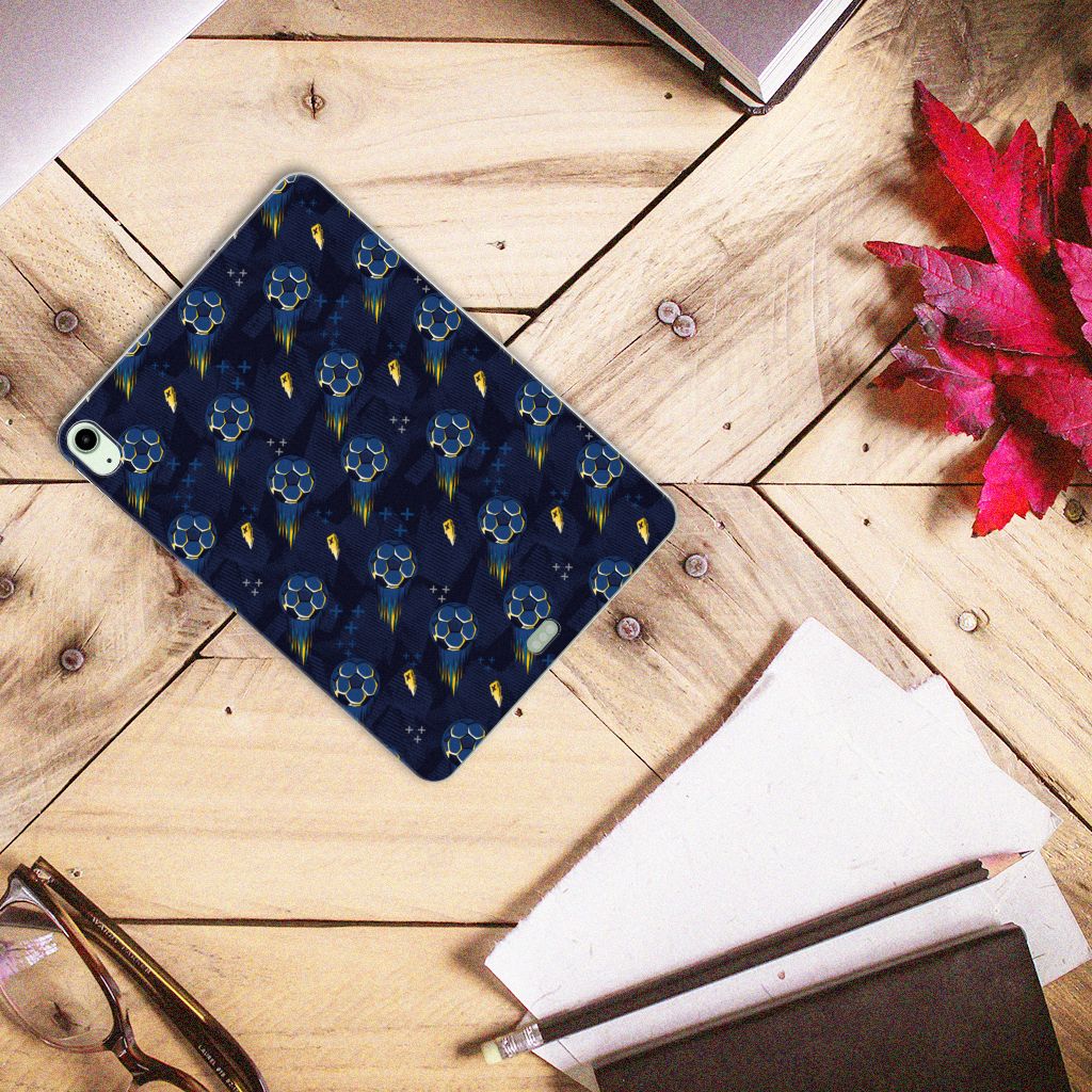 Hippe Hoes voor iPad Air (2020/2022) 10.9 inch Voetbal design op een houten tafel.