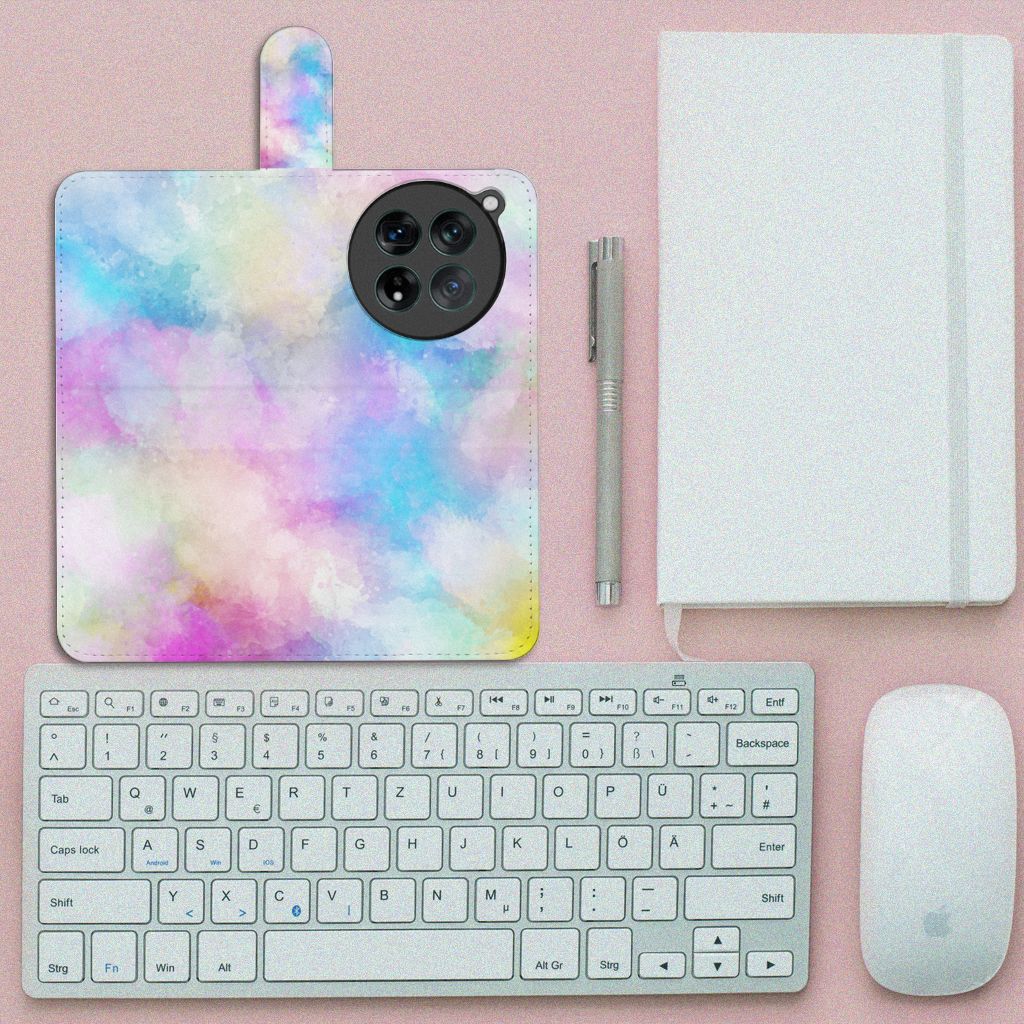 Hoesje OnePlus 12 Watercolor Light met pastelkleuren op een bureau met toetsenbord en notebook.