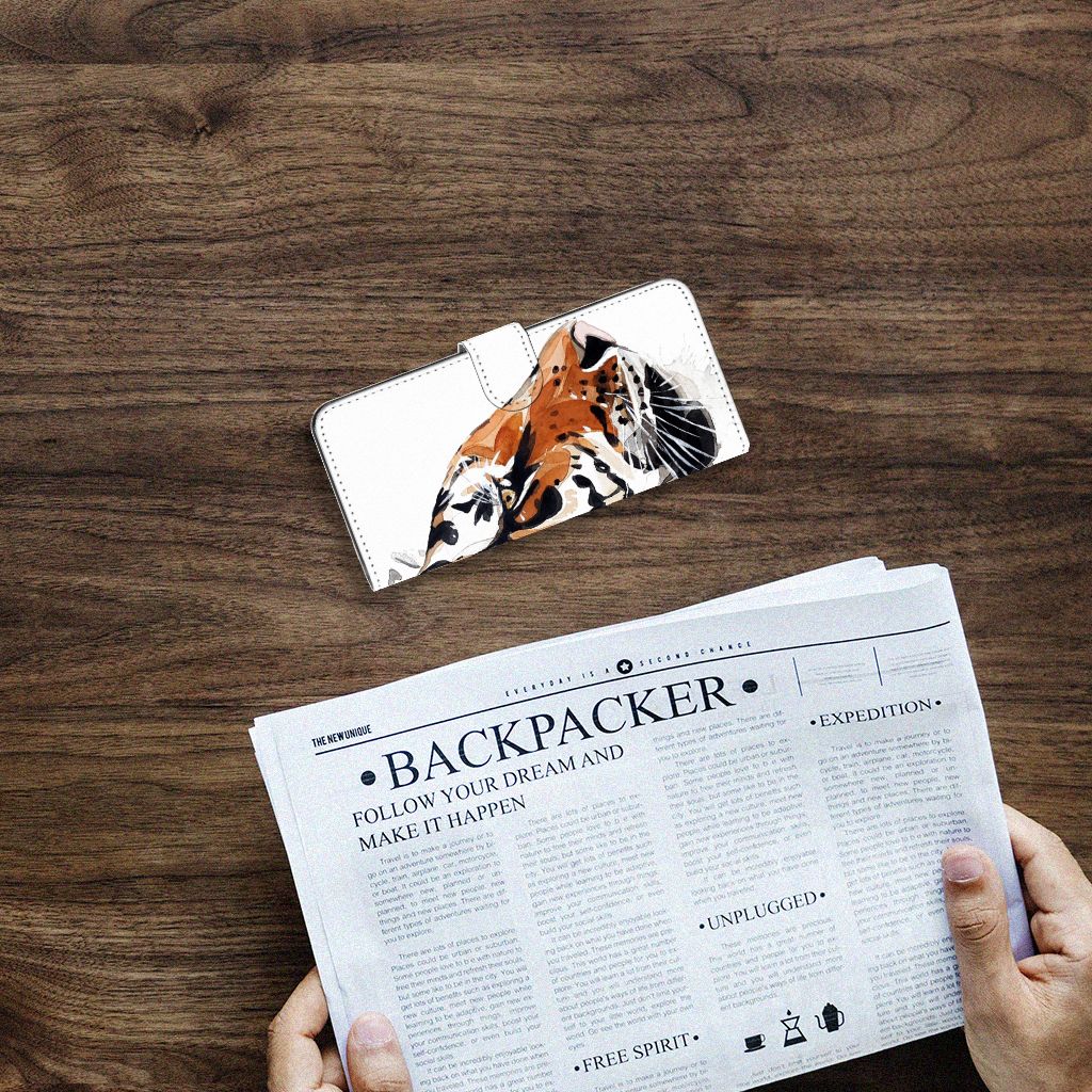 Hoesje Samsung Galaxy A14 4G Watercolor Tiger met abstract ontwerp op een houten tafel.