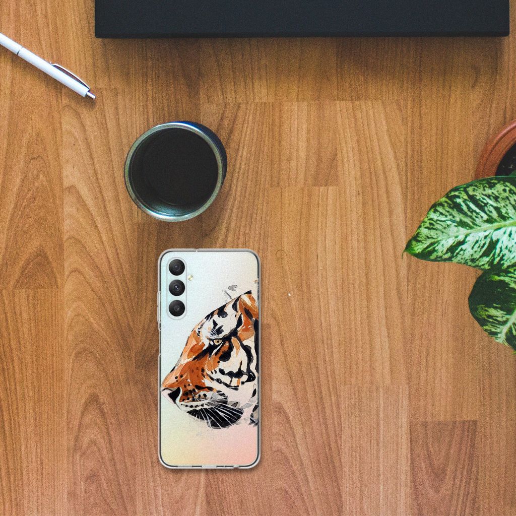 Hoesje maken Samsung Galaxy A05S Watercolor Tiger op een houten tafel met een koffie en plantenđ.