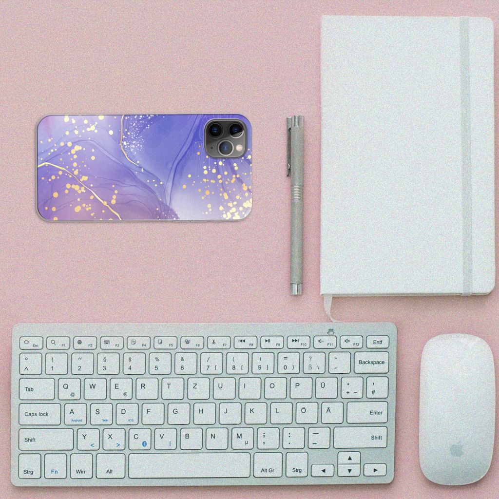 Hoesje maken voor Apple iPhone 11 Pro Max Watercolor Paars ligt op een bureau met toetsenbord en notitieboekje.