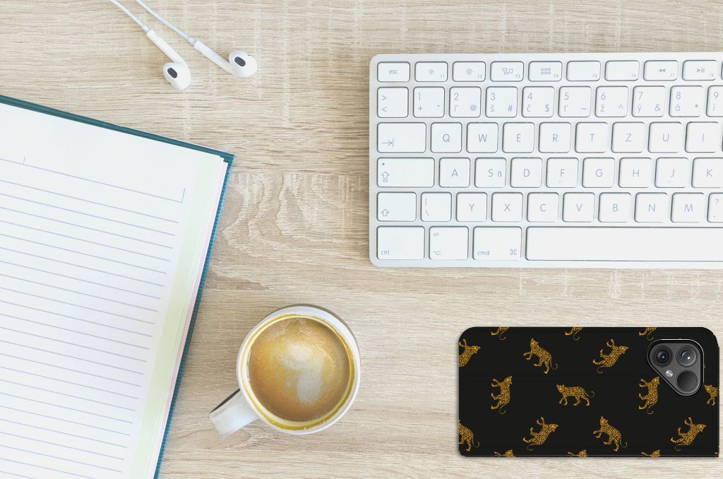 Fairphone 5 hoesje maken Leopards liggend bovenop bureau met toetsenbord notitieboekje en kopje koffie