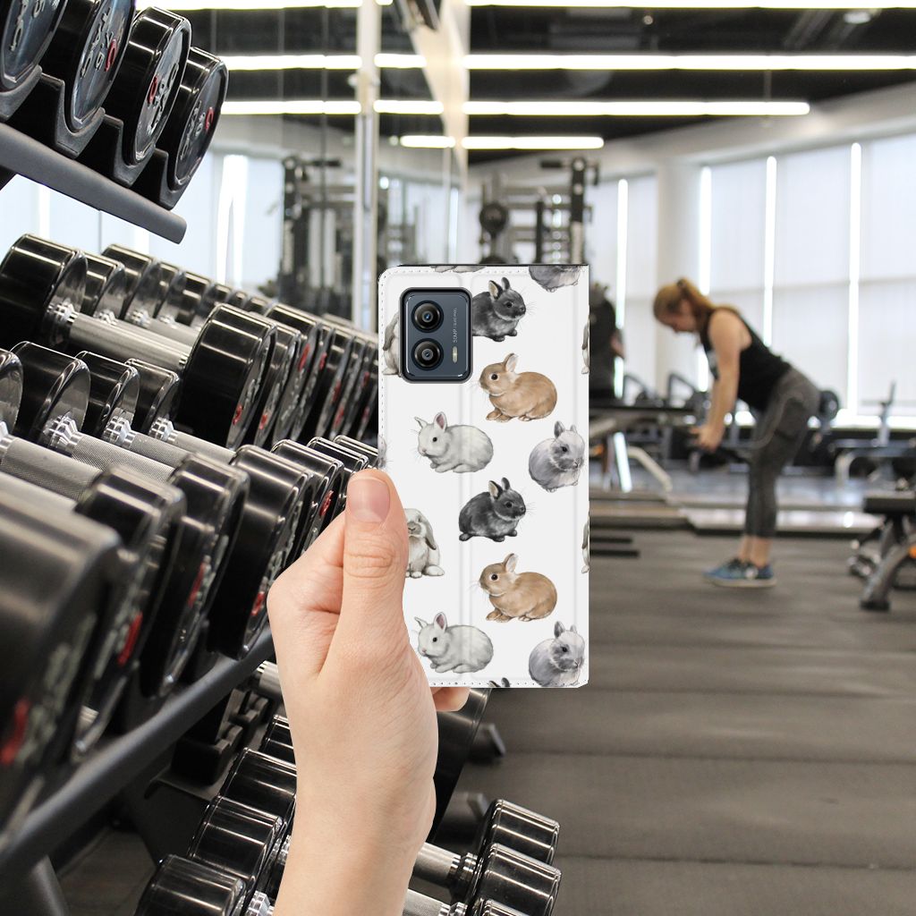 Motorola Moto G53 Hoesje maken Konijntjes hand met design in sportschool aanzicht