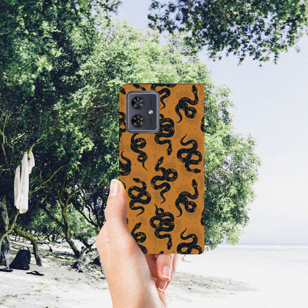Motorola Moto G54 hoesje maken snakes hand vastgehouden strand natuur