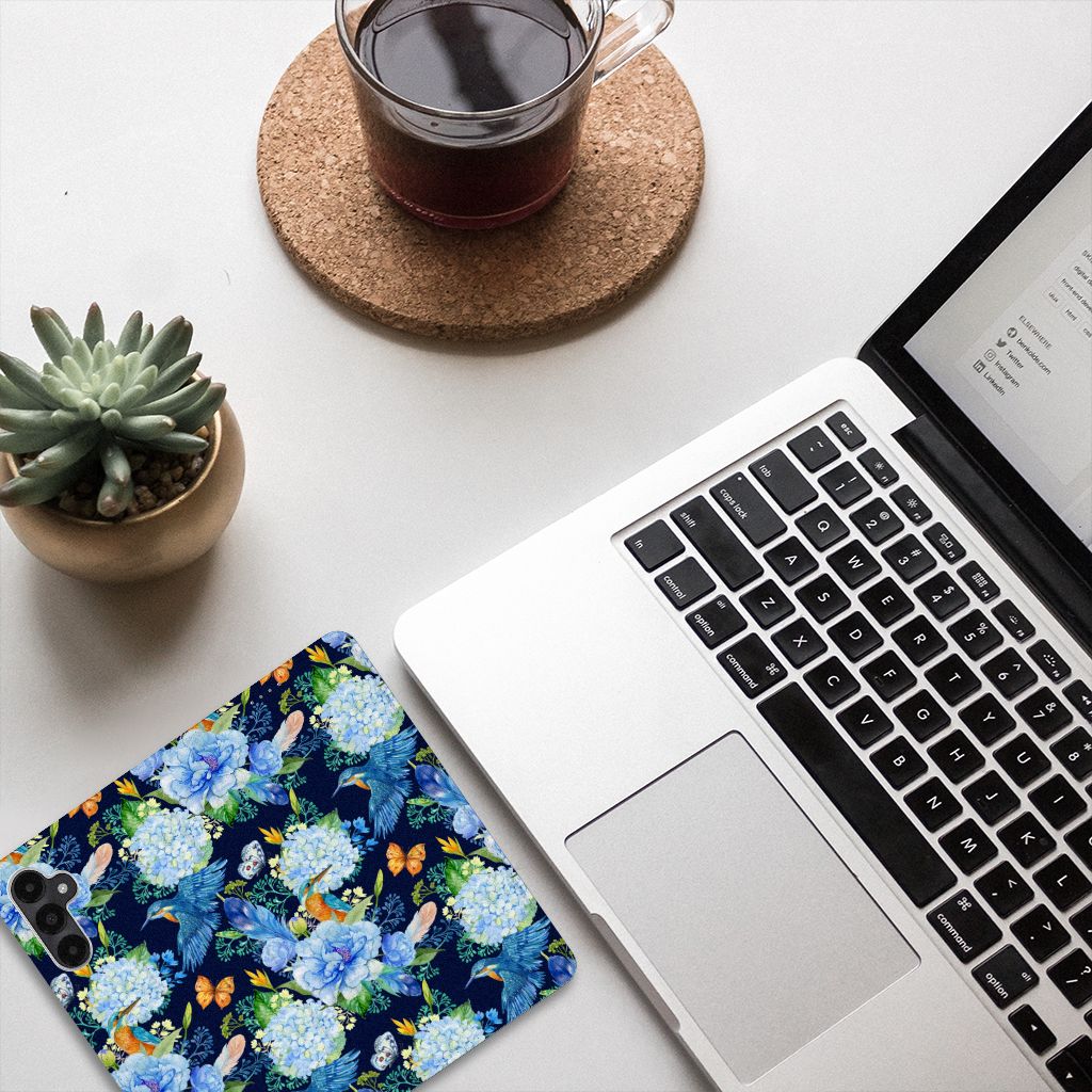 Samsung Galaxy A05s Hoesje maken IJsvogel bovenaanzicht met bloemen laptop en koffie