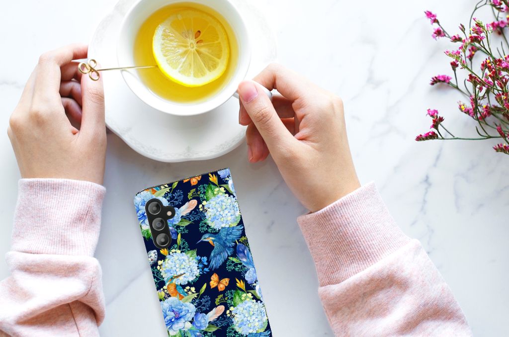 Hoesje maken voor Samsung Galaxy A14 4G IJsvogel met bloemenprint naast een kopje thee met citroen.