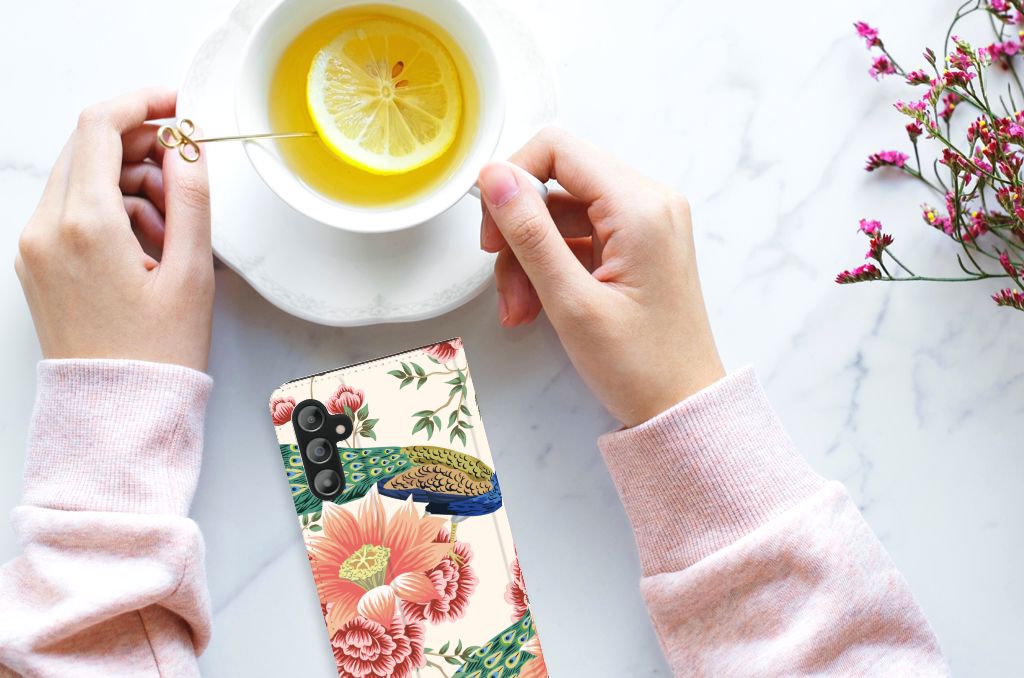 Hoesje maken voor Samsung Galaxy A14 4G Pink Peacock met bloemen en pauwenmotief, hand met thee.